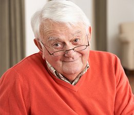 Пожилой пациент проверяет уровень инсулина