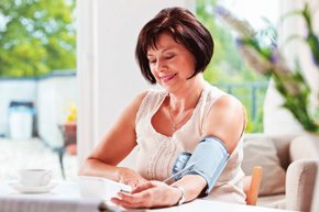 Женщина, измеряющая артериальное давление