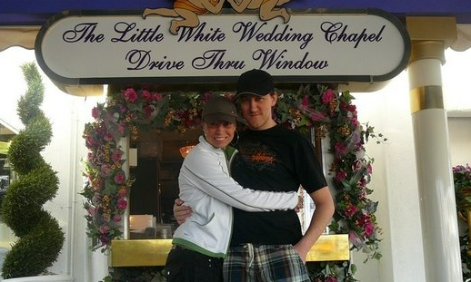 Свадьба в окошке «Drive-Thru»